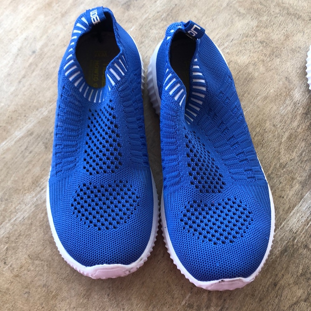 Tiosebon sneakers.